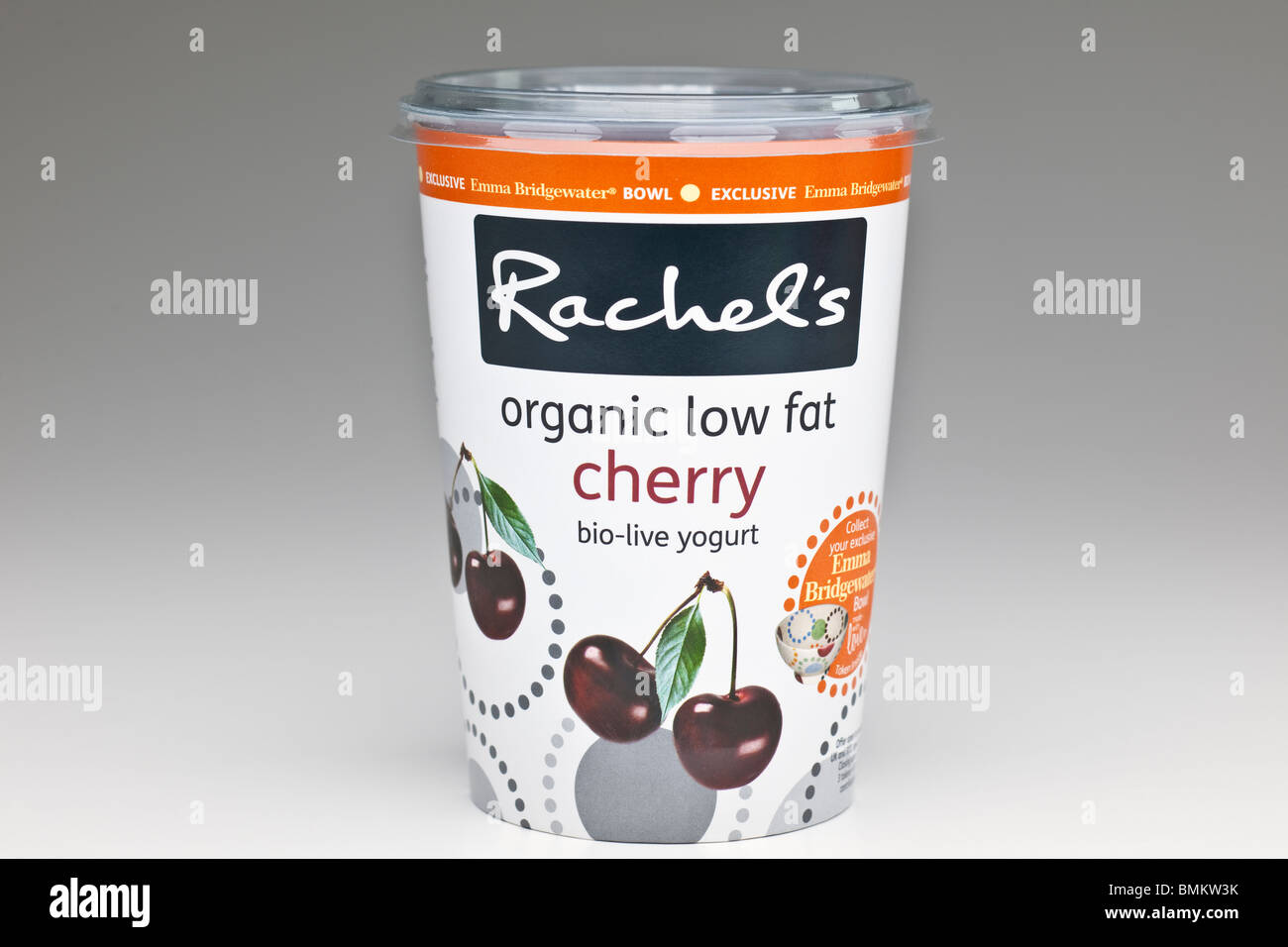 Cartouche de graisse faible organique Rachels cherry bio-live yaourt Banque D'Images