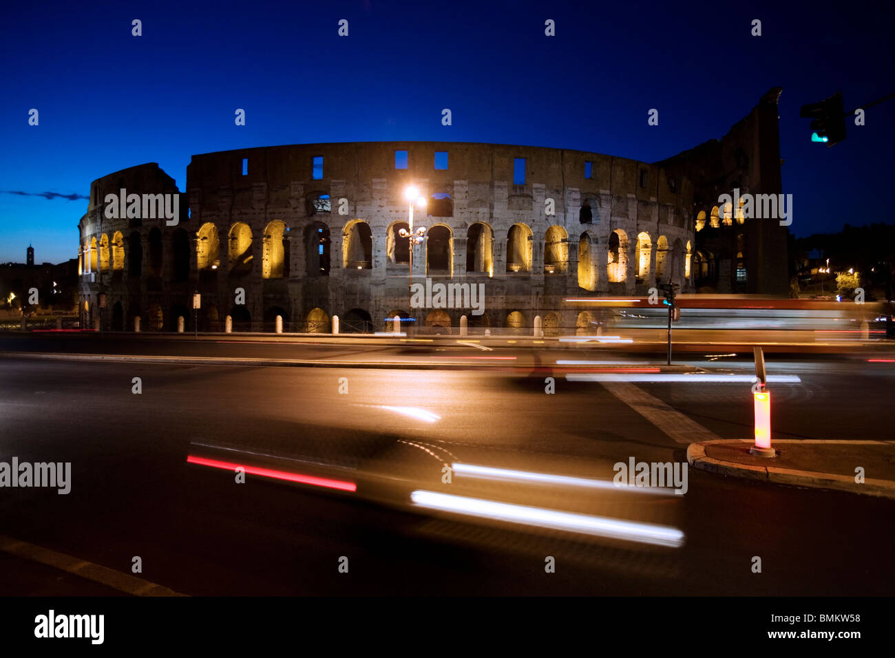 Le Colisée de nuit avec les feux de circulation, Rome, Italie Banque D'Images