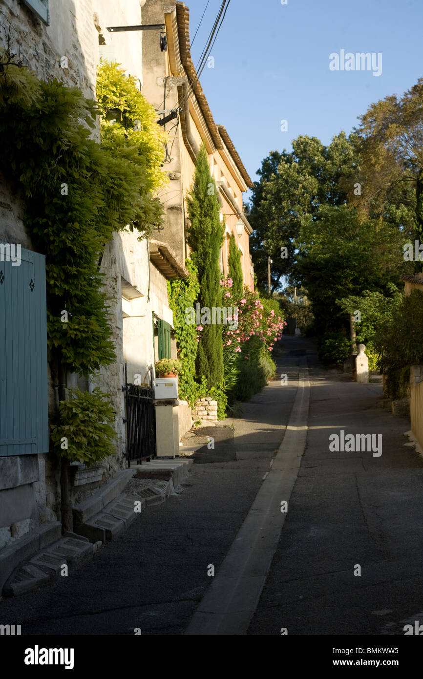 Les rues ensoleillées du village de Ménerbes, dans le Luberon, Vaucluse, Provence, France. Banque D'Images
