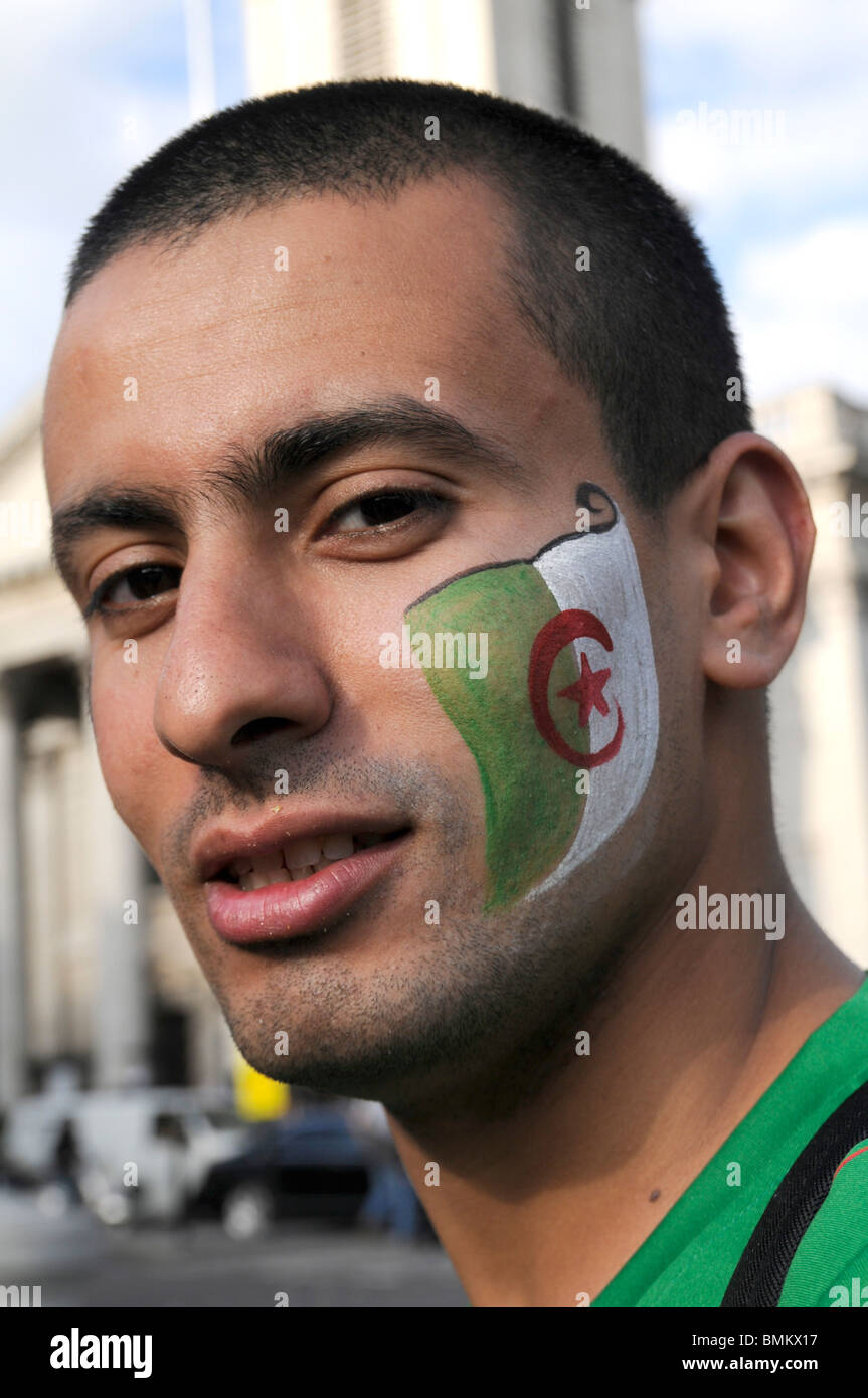 2010 COUPE DU MONDE AFRIQUE DU SUD ALGÉRIE FANS REGARDER PREMIER JEU Banque D'Images