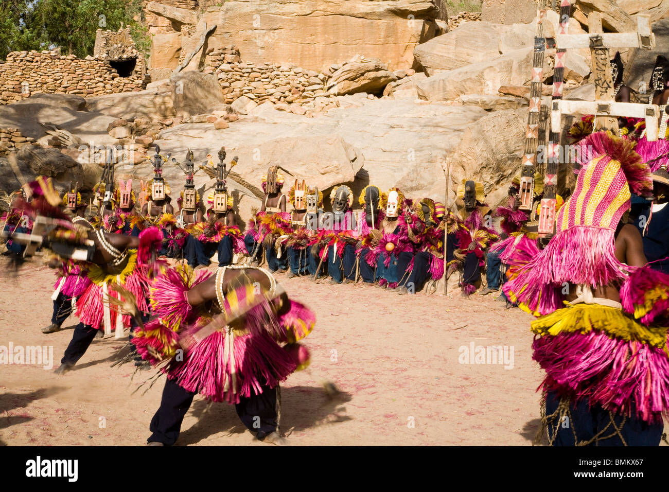 Mali, Tireli. Danseurs portant des masques de Kananga au Dama célébration Banque D'Images
