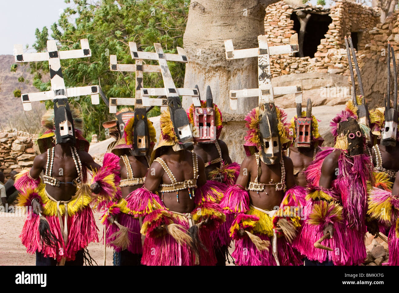 Mali, Tireli. Danseurs portant des masques de Kananga au Dama célébration Banque D'Images