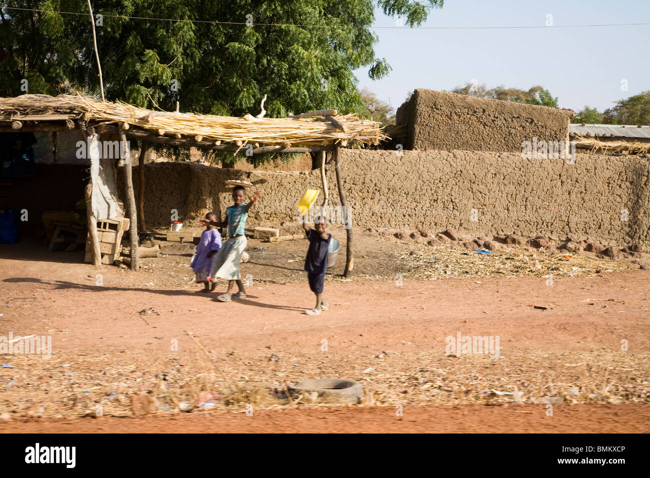Mali, Bamako. Maisons de boue dans un village sur la route Bamako-Djenne Banque D'Images