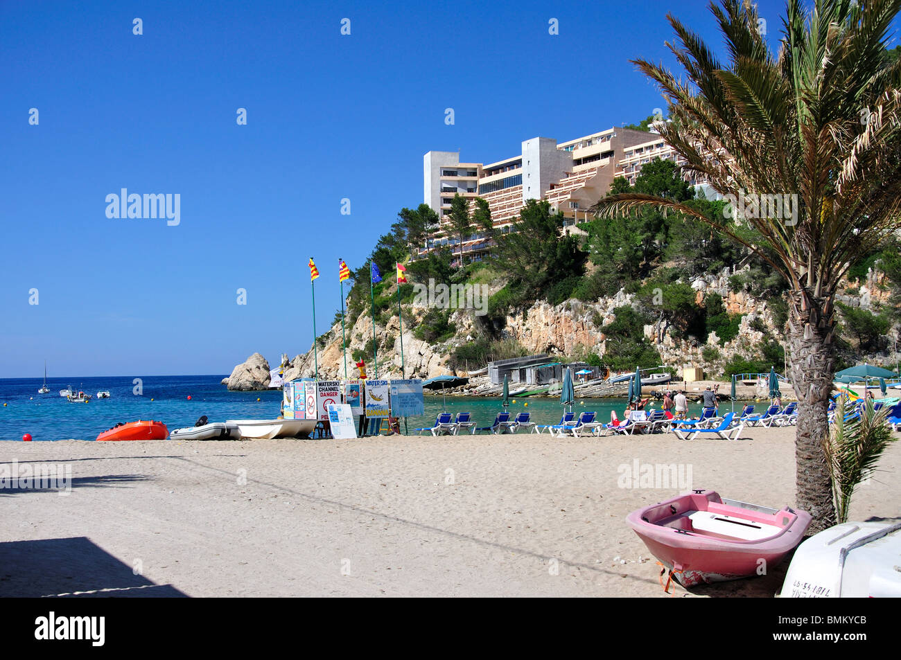 Vue sur la plage, port de Sant Miquel, Ibiza, Baléares, Espagne Banque D'Images