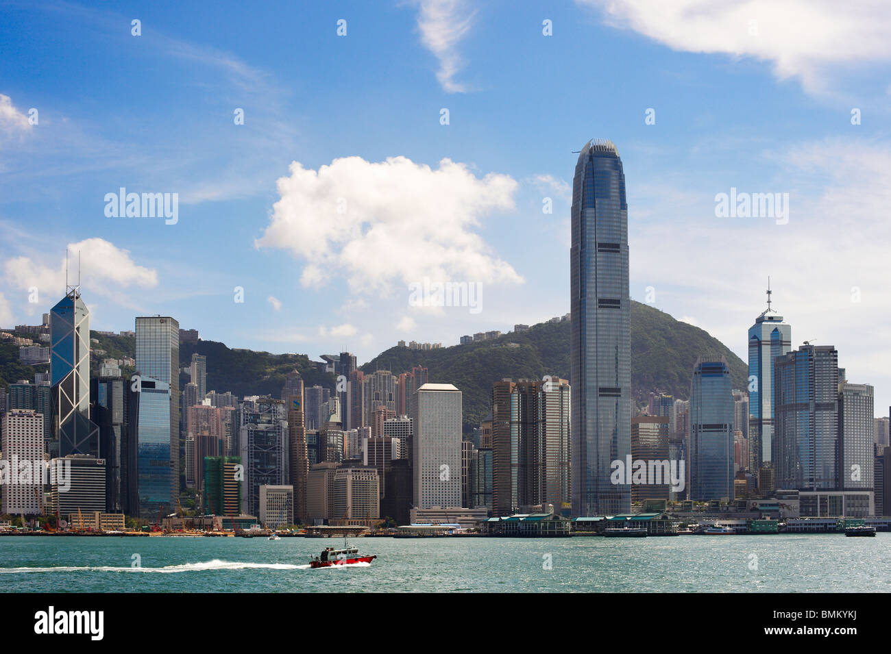 Hong Kong vue montrant le port de Victoria sur fond de ciel bleu avec l'International Finance Centre dominent l'image. Banque D'Images