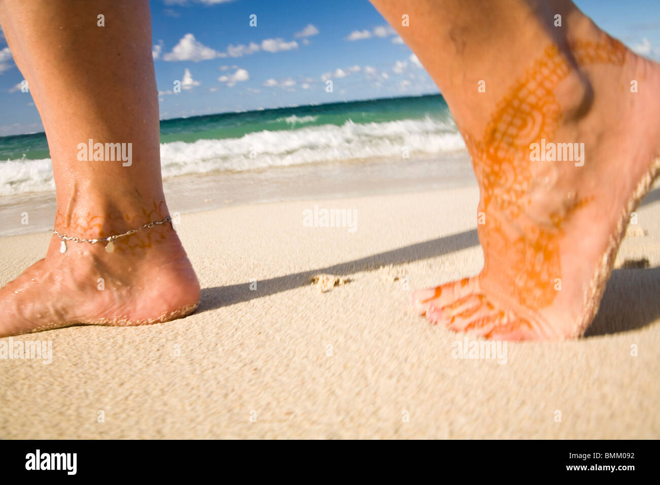Tatouage au henné pieds sur la plage, dans le sud-est de l'Ile Maurice, l'Afrique Banque D'Images