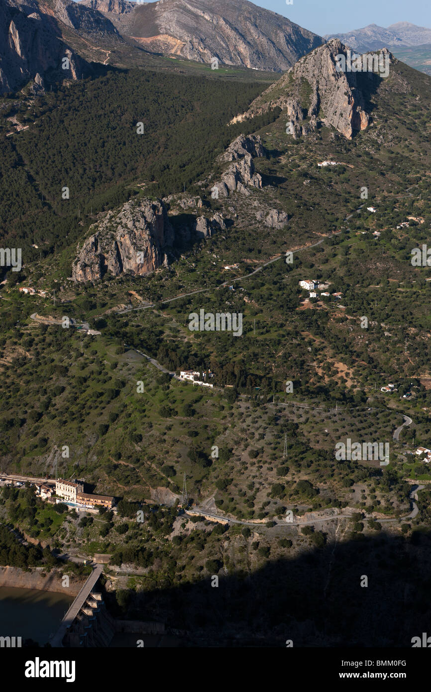 La Sierra de Huma. Vue sur El Chorro de Pizarra. La province de Malaga. L'Andalousie. Espagne Banque D'Images