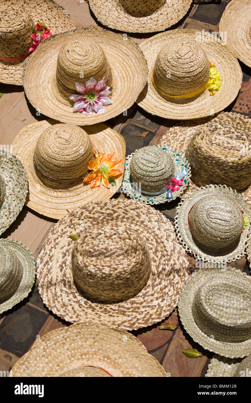 L'Île Maurice, Rodrigues, Port Mathurin, marché le samedi, les chapeaux de  paille Photo Stock - Alamy