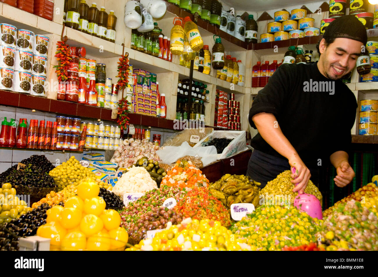 Tanger Maroc olive marocain vendeur dans le marché couvert le Grand Socco près de la kasbah Banque D'Images