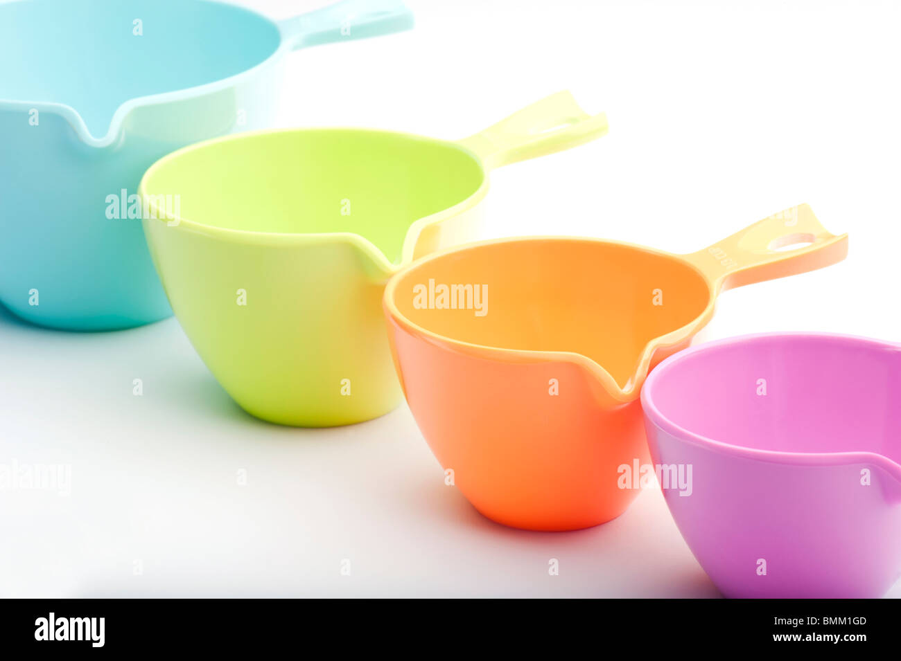 Close-up de quatre tasses à mesurer en plastique Banque D'Images