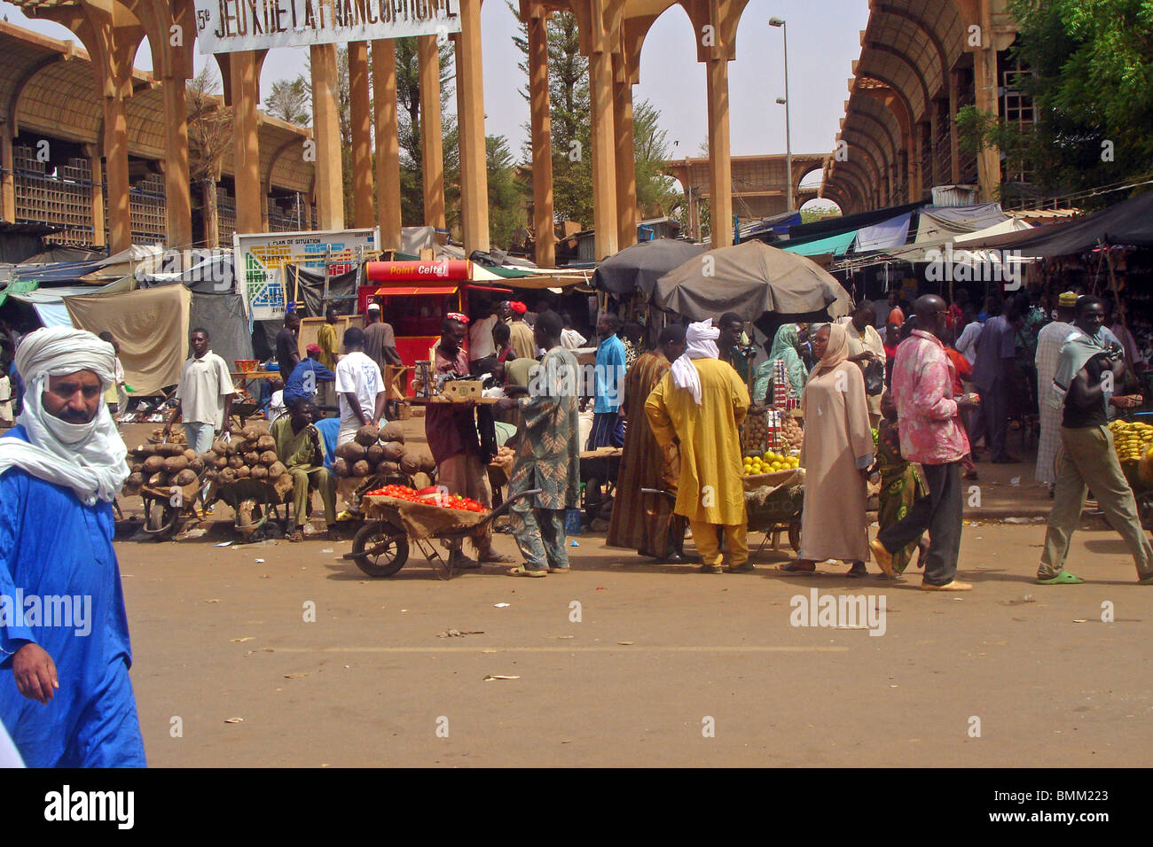 Le Niger, Niamey, foule devant du marché à Niamey Banque D'Images
