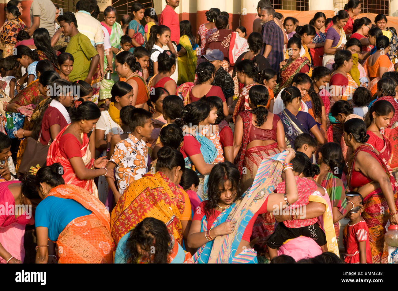 Des foules de gens en face de Kali Temple, Calcutta, Inde Banque D'Images