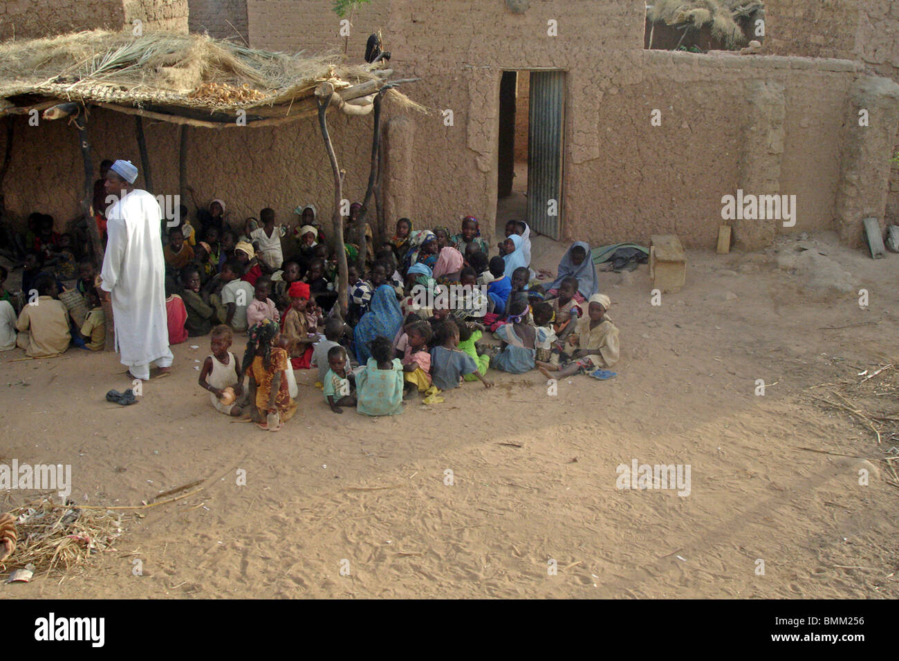 Le Niger, Niamey, la collecte des enfants et des femmes en face d'une maison de terre traditionnelle africaine Banque D'Images