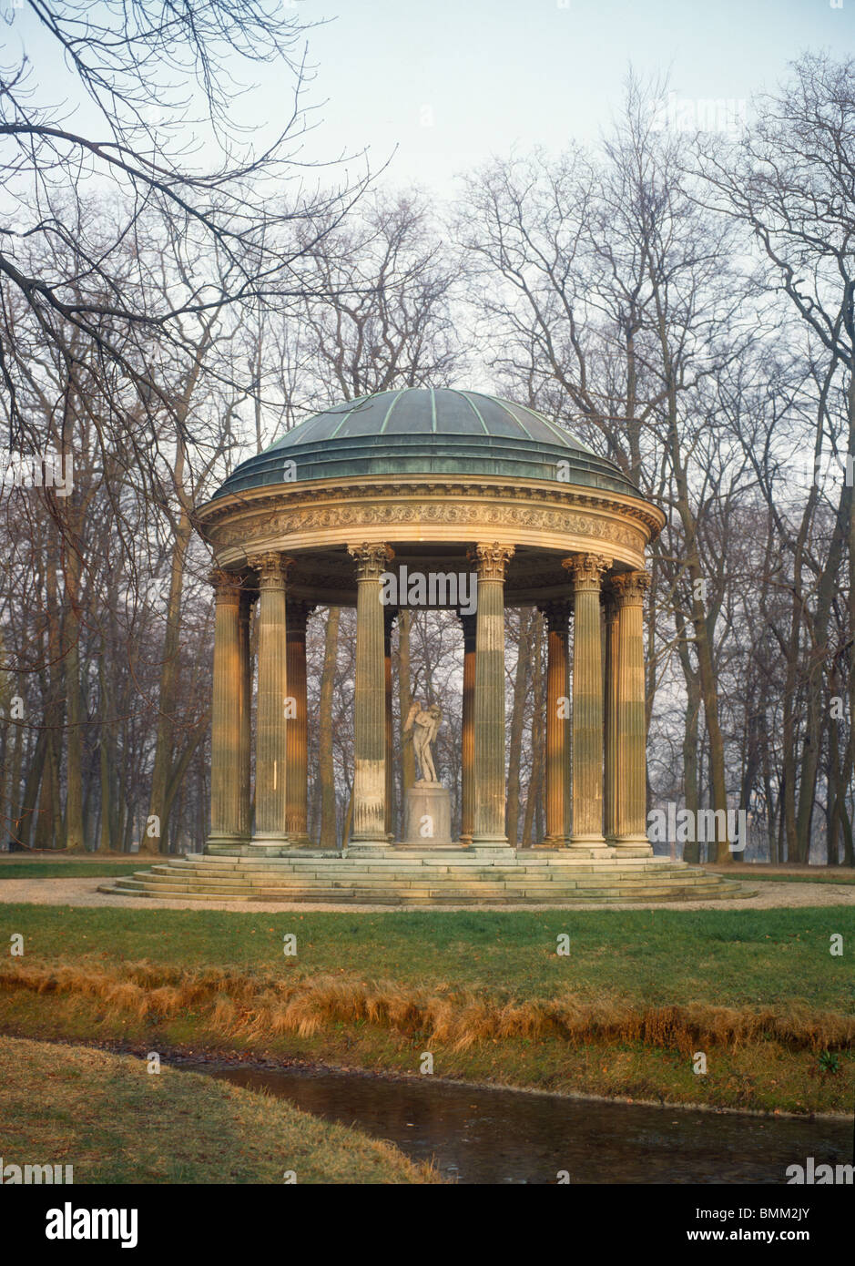 Versailles France Le Temple De L Amour Statue Par Bouchardon Annees 1770 Montre Que L On Concoive Un Arc De Cupidon Club Hercules Photo Stock Alamy