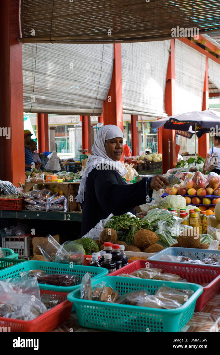 Vendeurs à Sir Selwyn-Clarke market sur l'île de Mahé Banque D'Images