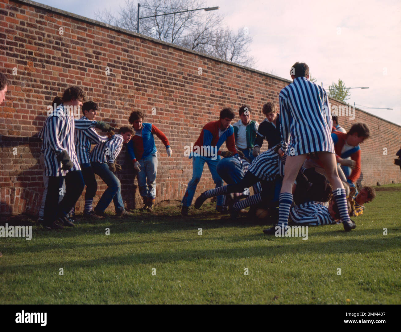 Collège d'Eton Wall Game des années 80. Banque D'Images