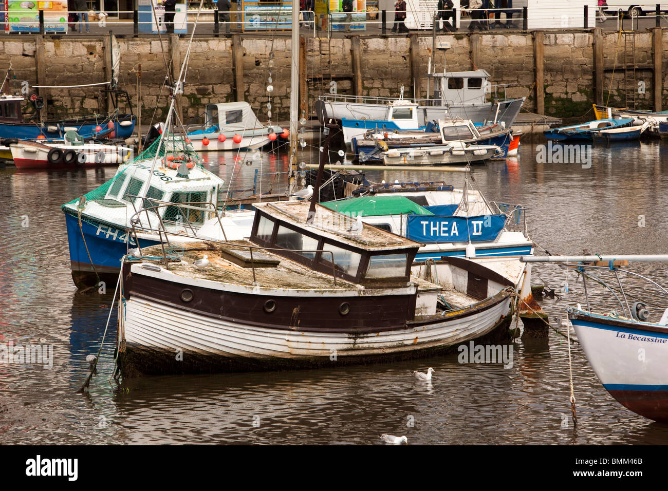 Royaume-uni, Angleterre, Devon, Brixham Harbour, sale vieux bateau négligées Banque D'Images