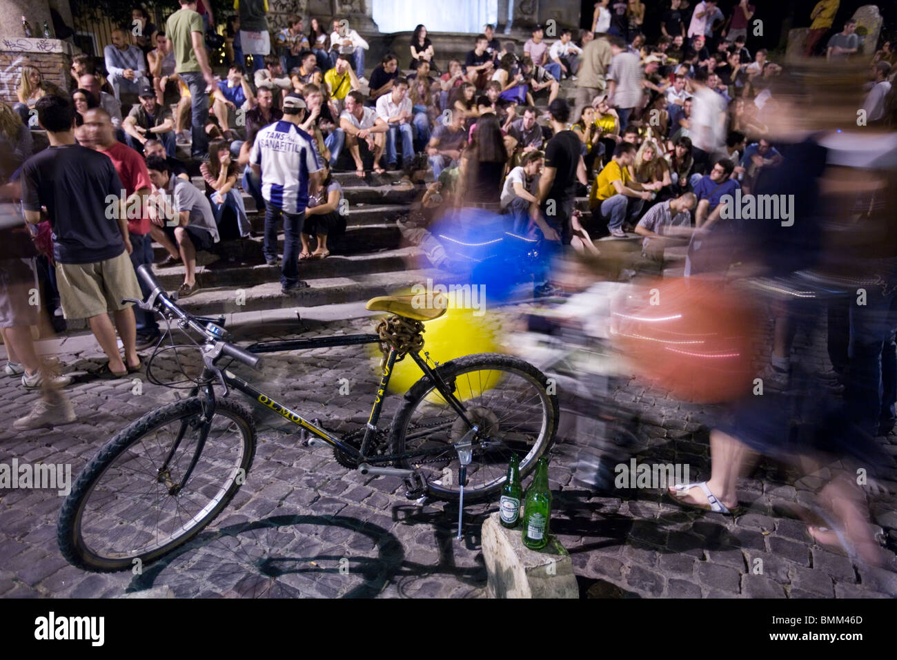 Vie nocturne à la Piazza Trilussa dans le Trastevere, Rome, Italie Banque D'Images