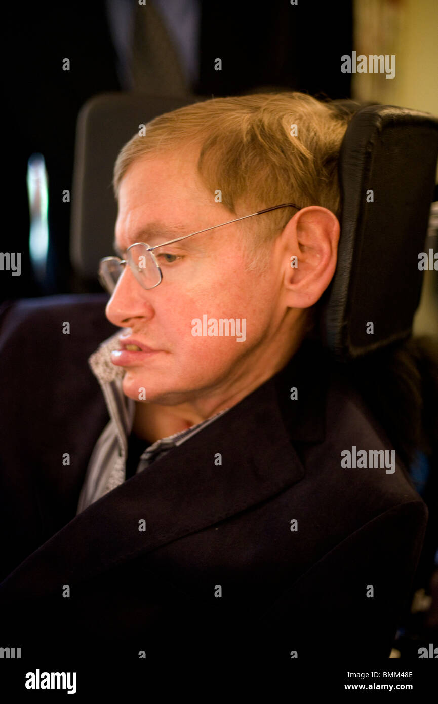 Stephen Hawking est un physicien théoricien britannique. Il est l'Lucasian Professeur de mathématiques à l'Université de Cambridge Banque D'Images