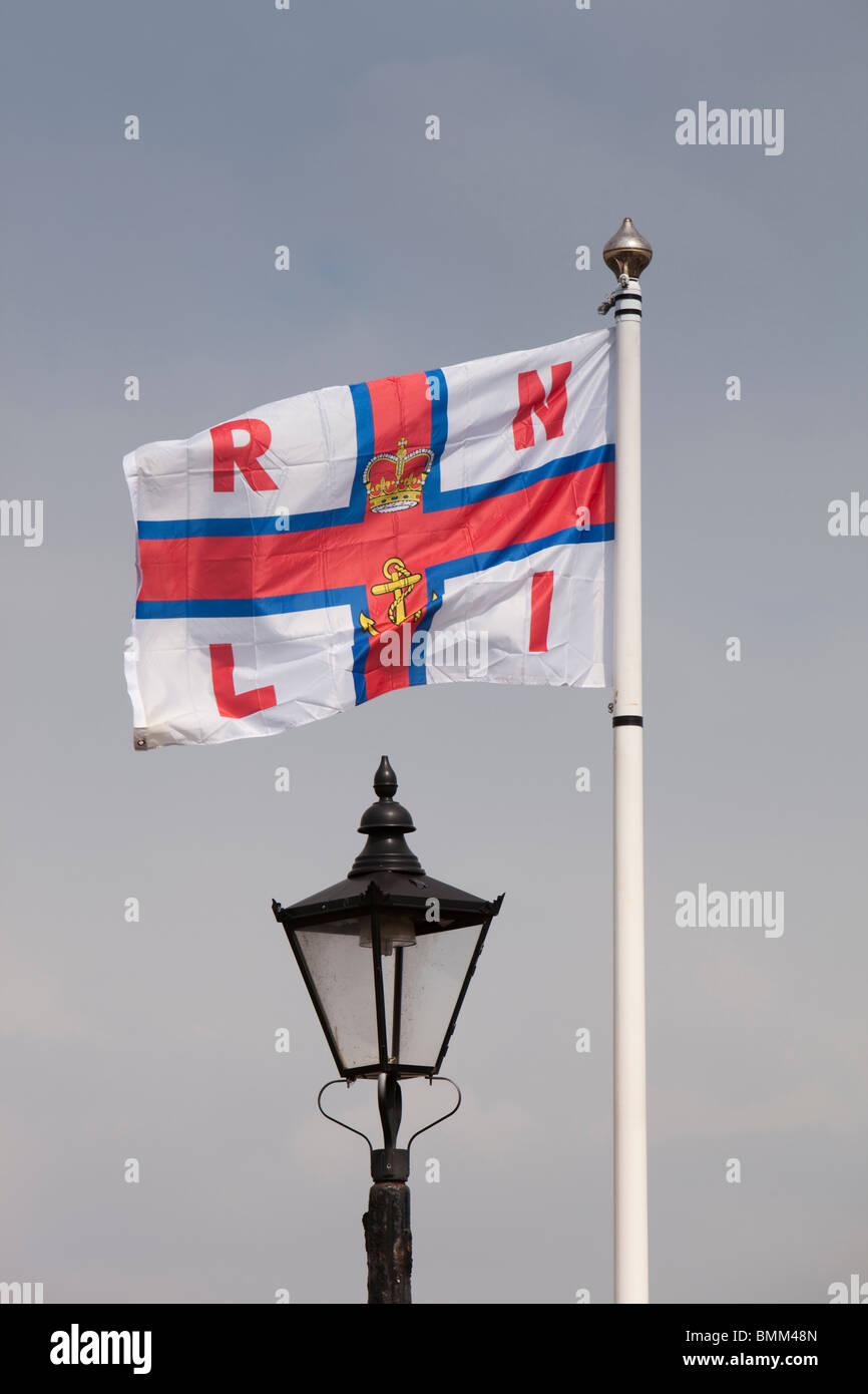 Royaume-uni, Angleterre, Devon, Brixham Harbour, drapeau de la RNLI sur quai à l'ancienne lampe de rue Banque D'Images