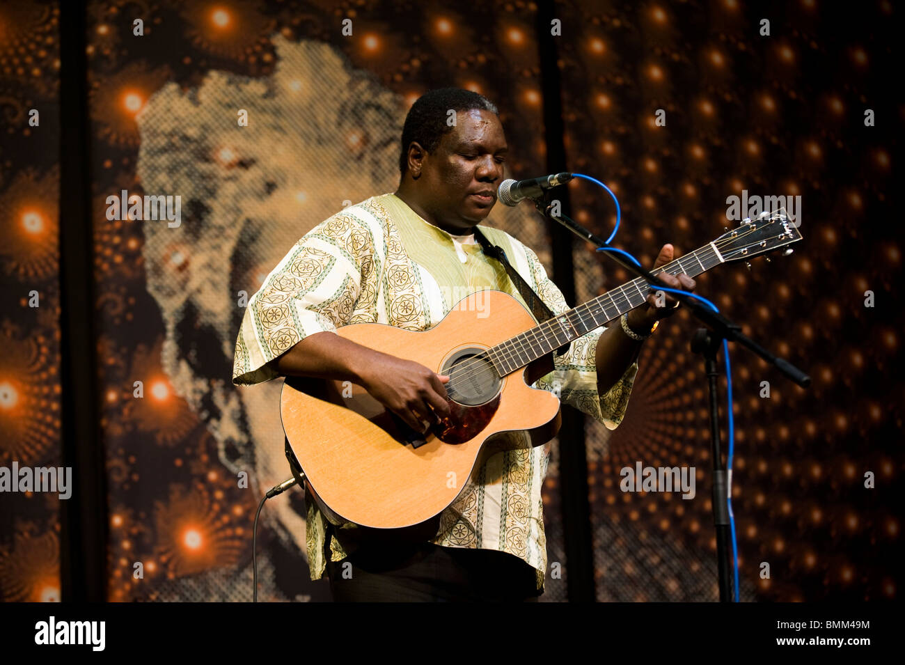 Vusi Mahlasela, musicien à conférence TED a joué avec Paul Simon. Banque D'Images