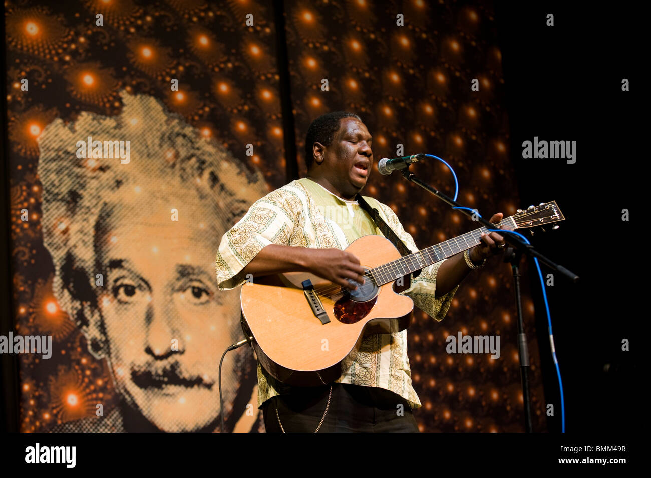 Vusi Mahlasela, musicien à conférence TED a joué avec Paul Simon. Banque D'Images