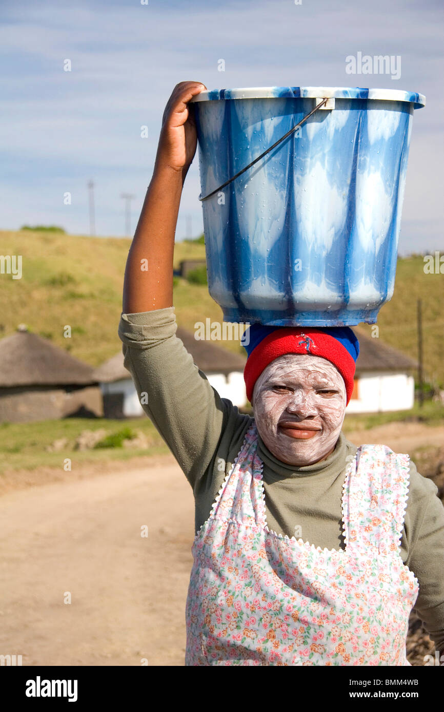 Transkye Afrique du Sud. Des exemples de la culture traditionnelle africaine tels que des femmes portant des objets lourds sur la tête. Banque D'Images