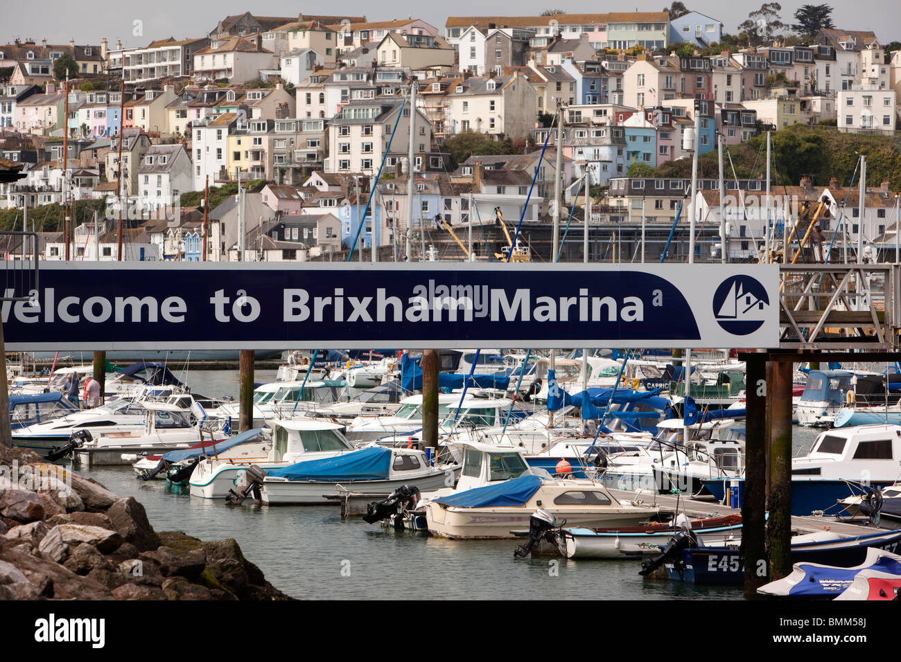 Royaume-uni, Angleterre, Devon, Brixham Marina signe, l'encombrement du port bateaux Banque D'Images Royaume-uni, Angleterre, Devon, Brixham Marina signe, l'encombrement du port bateaux Banque D'Images