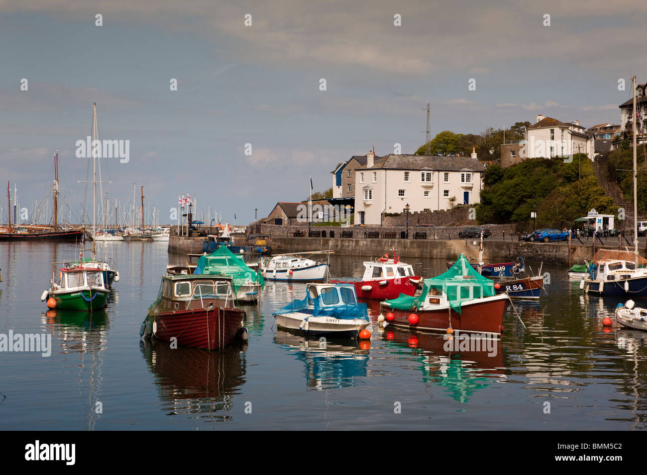 Royaume-uni, Angleterre, Devon, Brixham, loisir et de la pêche commerciale des bateaux amarrés dans le port Banque D'Images