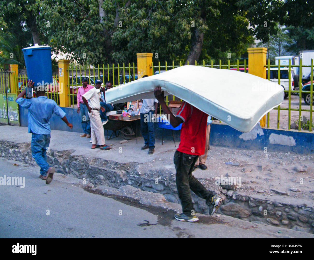 Un homme sans abri par le séisme en Haïti a son matelas à Port-au-Prince Banque D'Images