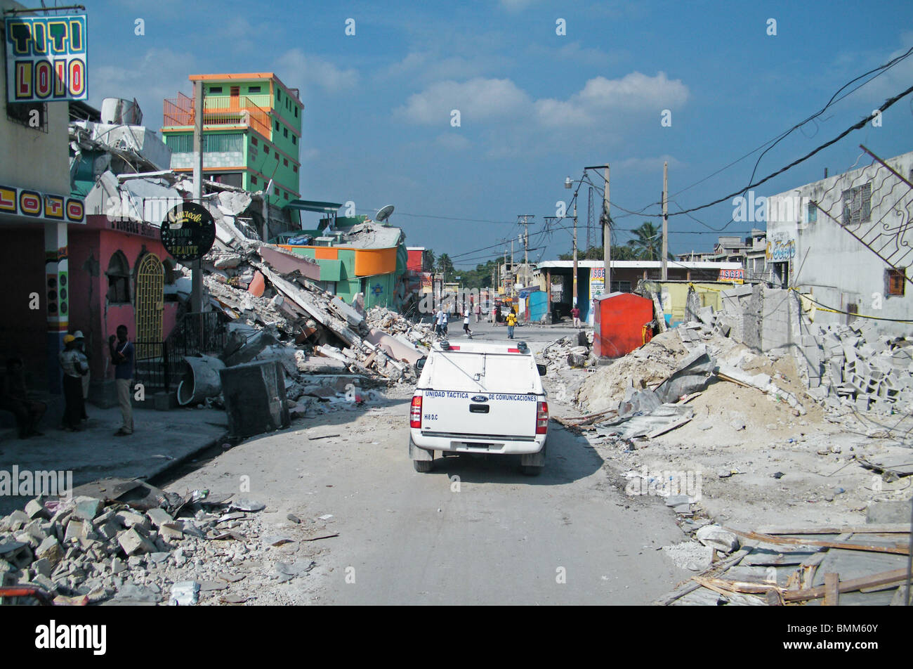 Une voiture passe par les bâtiments détruits dans le centre de Port-au-Prince après le séisme en Haïti Banque D'Images Une voiture passe par les bâtiments détruits dans le centre de Port-au-Prince après le séisme en Haïti Banque D'Images