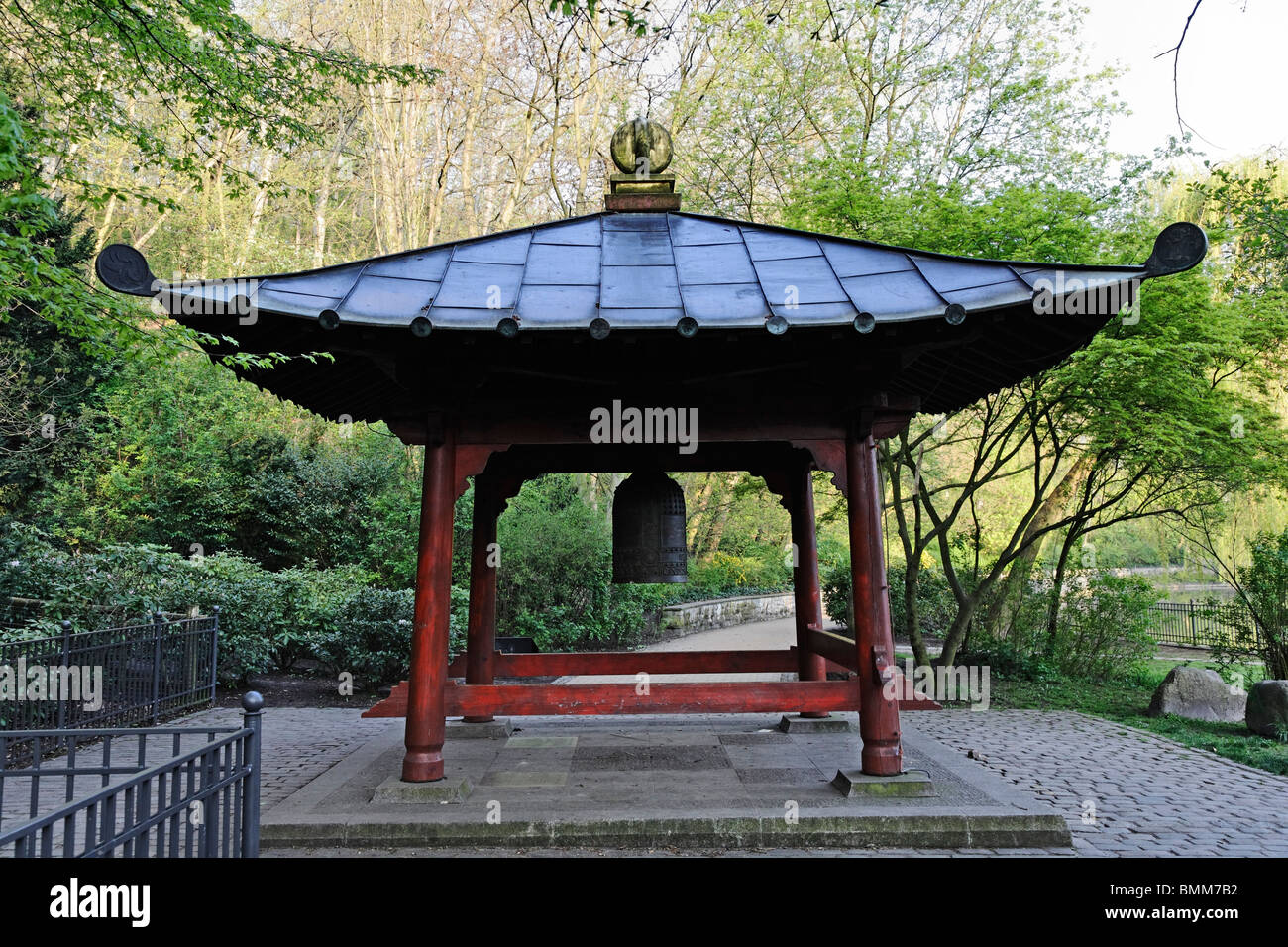 La cloche de la paix mondiale dans le parc Volkspark Friedrichshain, Berlin, Allemagne Banque D'Images