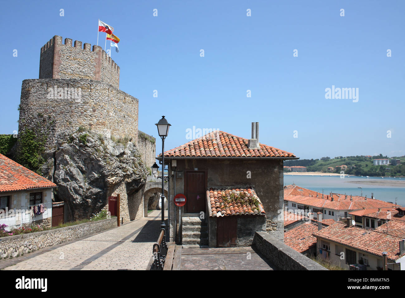 Château et vieille ville, San Vicente de la Barquera, Cantabria, ESPAGNE Banque D'Images