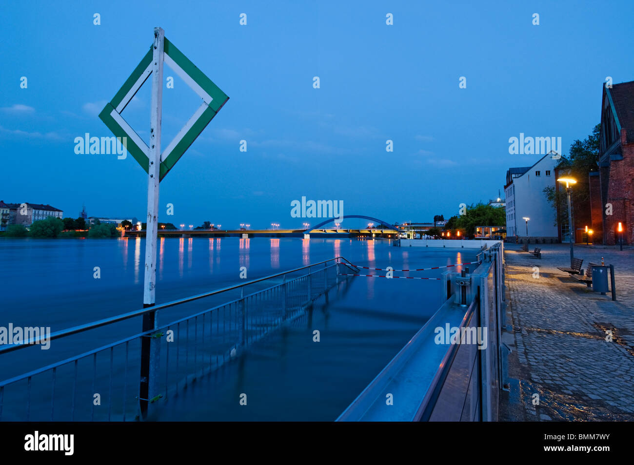 Promenade inondée à l'Oder, Francfort-sur-Oder, Brandenburg, Allemagne Banque D'Images