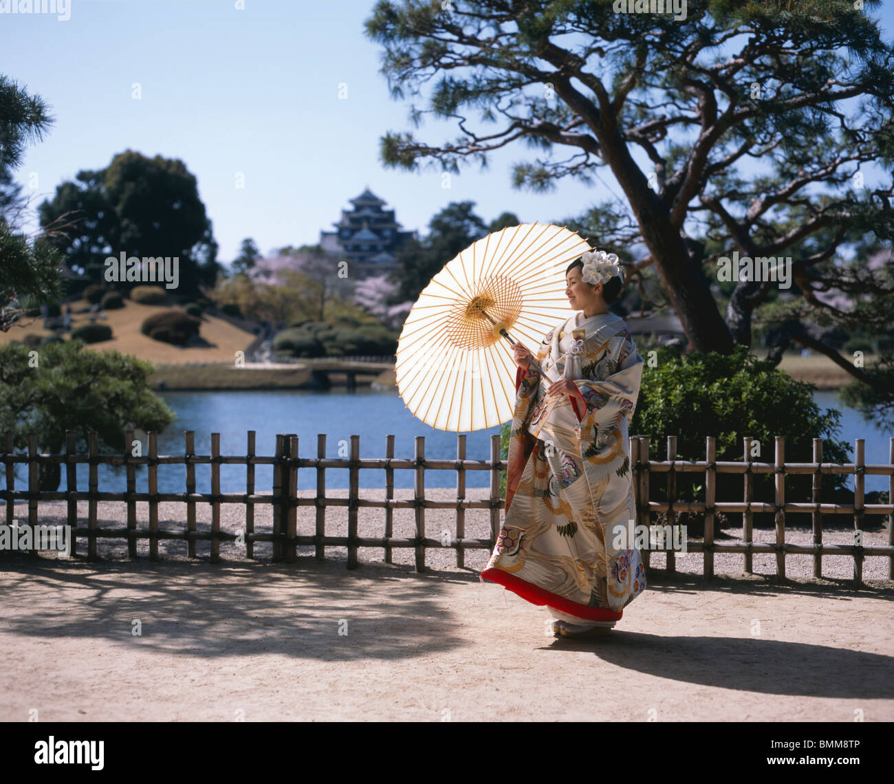 Mariée en kimono japonais suite nuptiale à Korakuen Okayama Banque D'Images