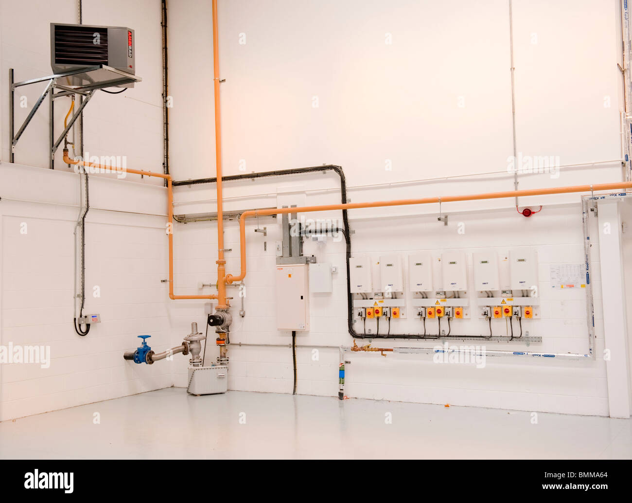 Gas & Electric Utilities en entrepôt industriel Banque D'Images