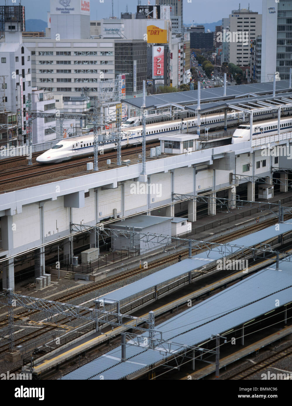 Les trains Shinkansen Bullet Station d'Okayama au Japon Banque D'Images