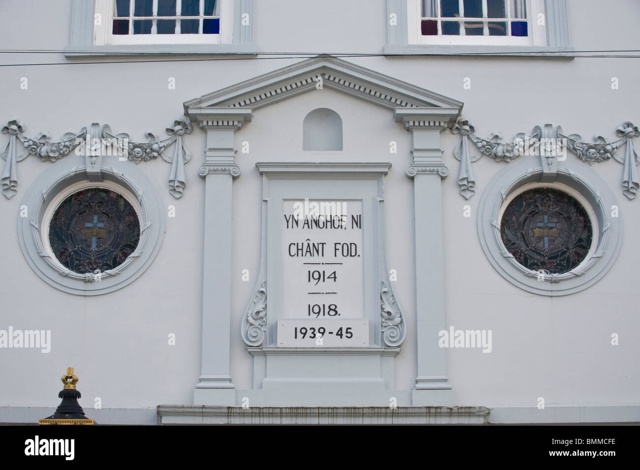 La première et la DEUXIÈME GUERRE MONDIALE War Memorial à l'avant du bâtiment à Llanwrtyd Wells Powys Pays de Galles UK Banque D'Images