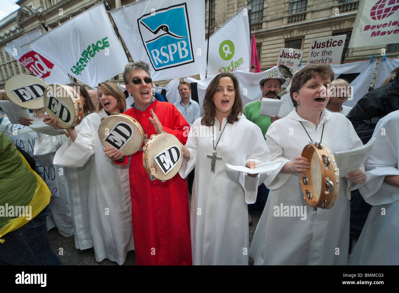 Christian Aid Choir vague tambourins disant 'ED' au chaos climatique vigile Coalition à Ministère de l'énergie et le changement climatique Banque D'Images