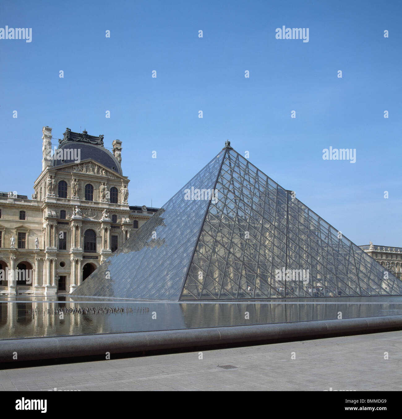 Musée du Louvre, Paris. Pyramide de verre et d'acier, par M. Pei, 1988 & courtyard avec pavillon Denon derrière. Banque D'Images