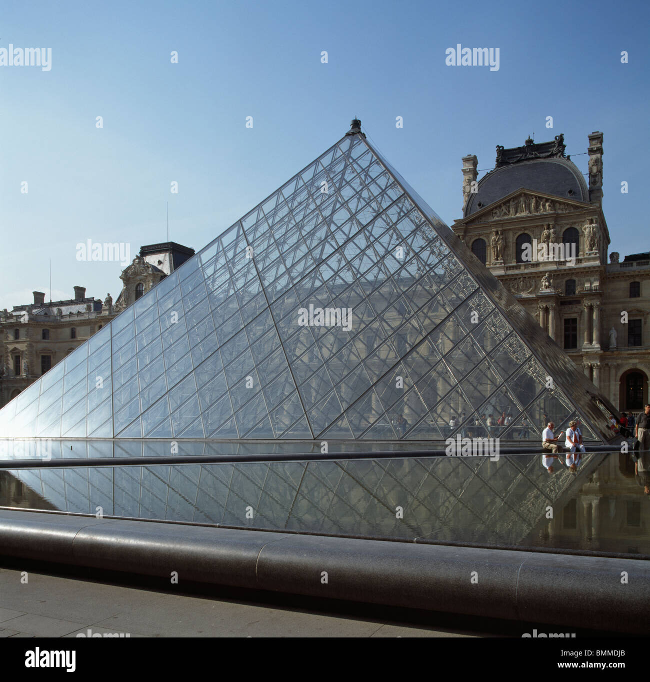 Musée du Louvre, Paris. Pyramide de verre et d'acier, par M. Pei, 1988 & courtyard avec pavillon Denon derrière. Banque D'Images