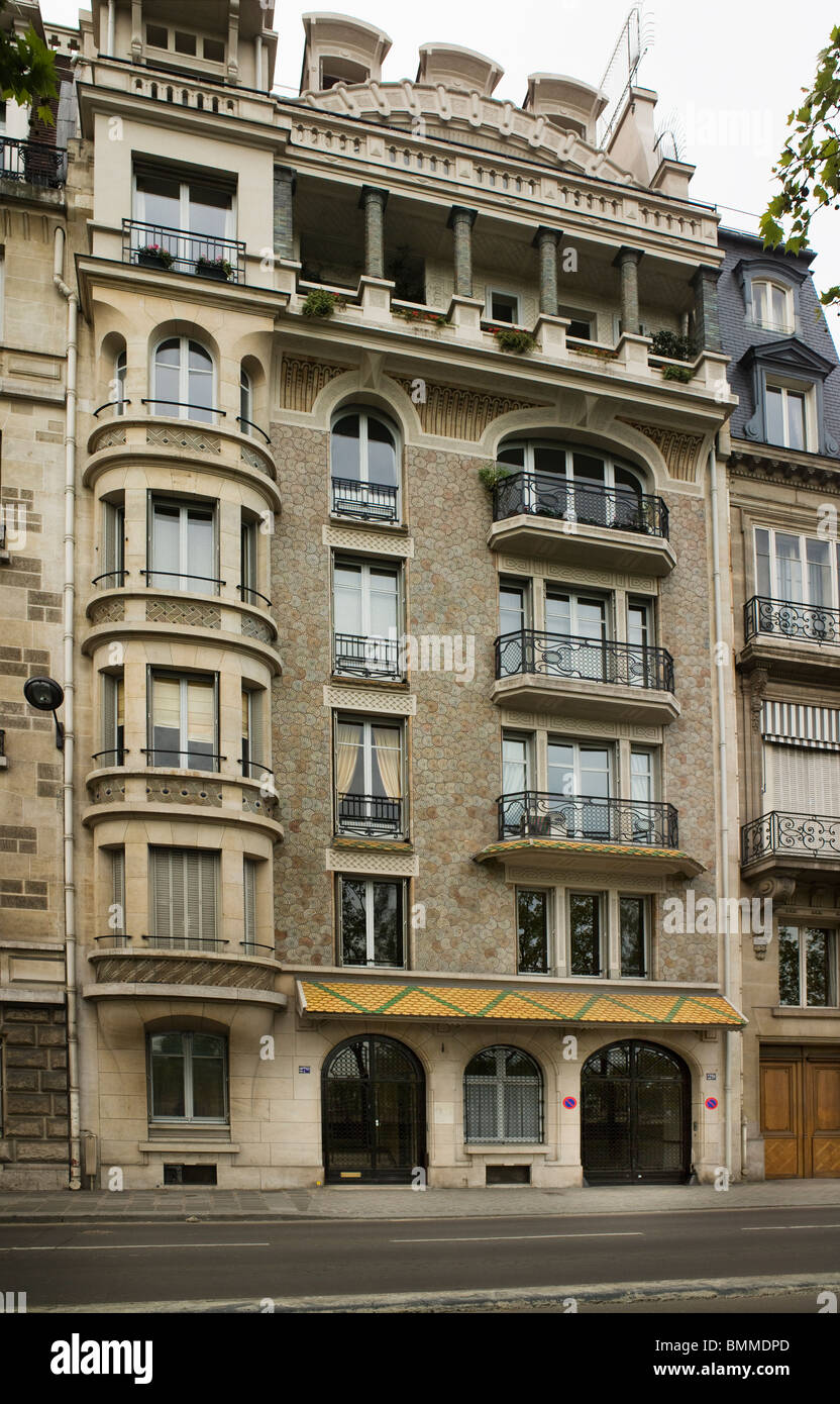 27 quai Anatole France signé R. Bouwens v.d. Boijen, 1903, Art nouveau carrelage géométriques, des motifs floraux et d'un balcon loggia Banque D'Images