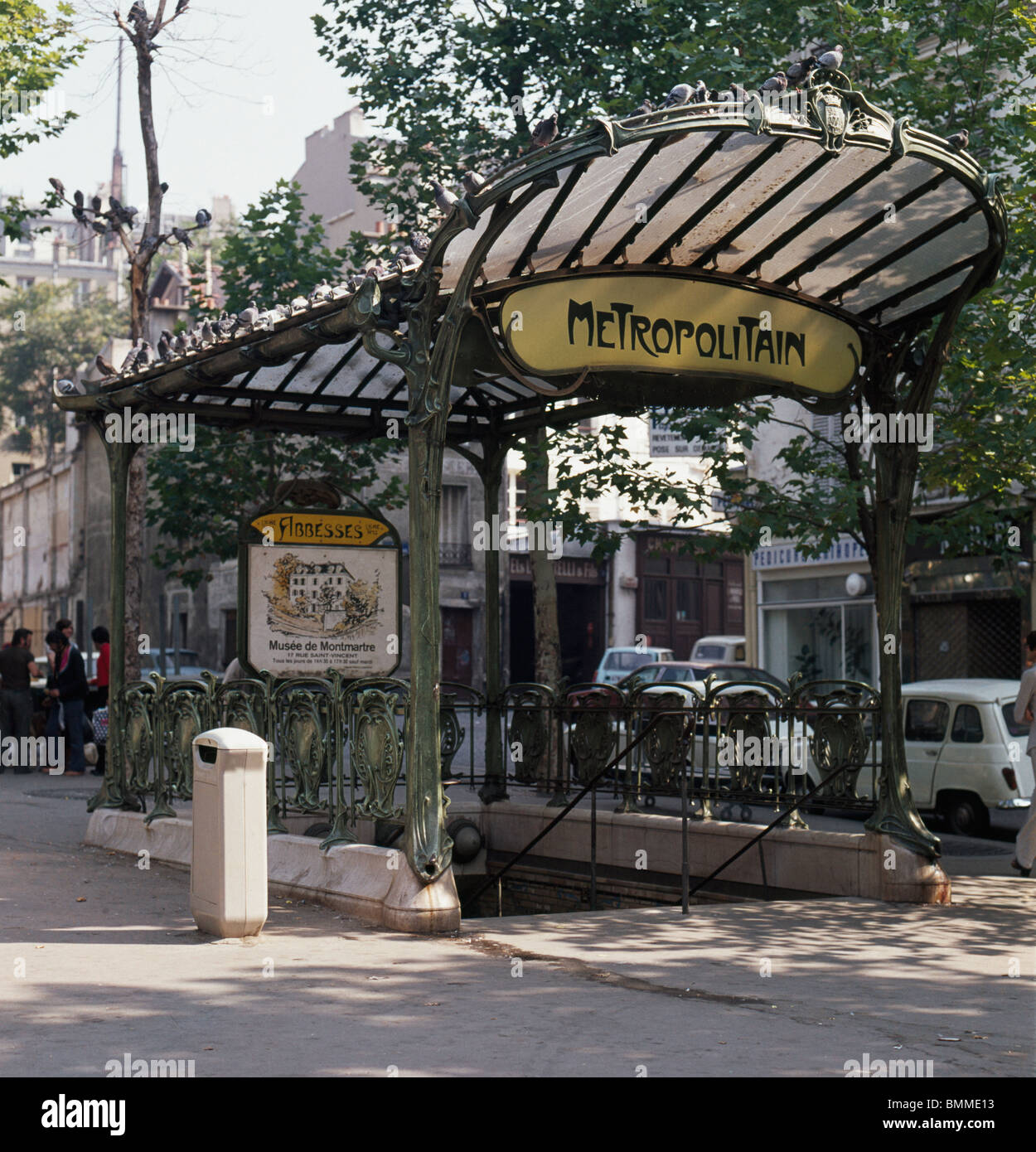 Entrée Art Nouveau à la station de métro Abbesses, par Hector Guimard, 1867-1942, Paris, France Banque D'Images
