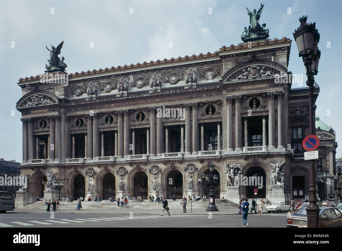 Le Palais Garnier ou l'Opéra de Paris, conçu par Charles Garnier dans le style Néo-Baroque, photo prise en 1977. Banque D'Images