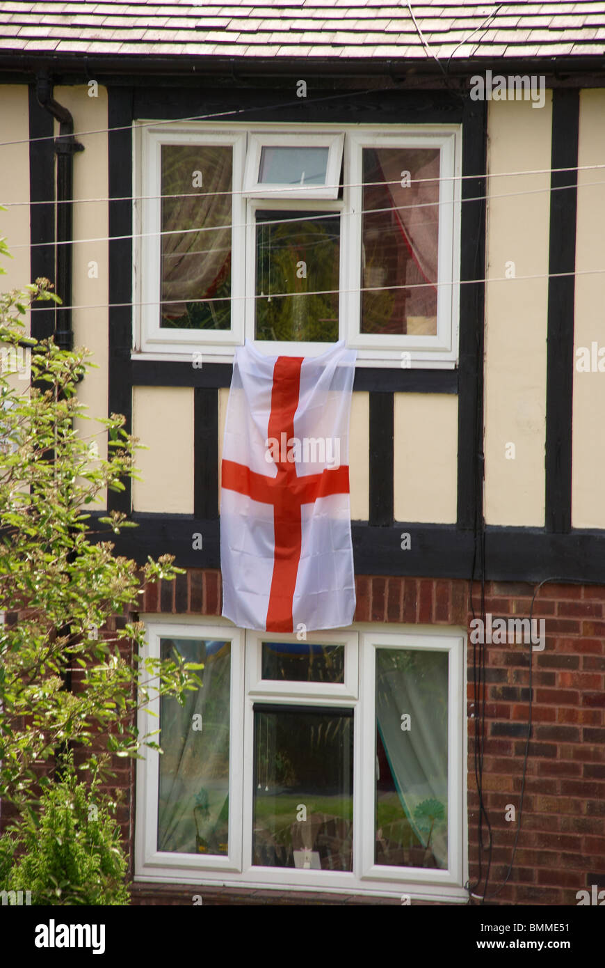 St George's Cross suspendu hors de la fenêtre Banque D'Images