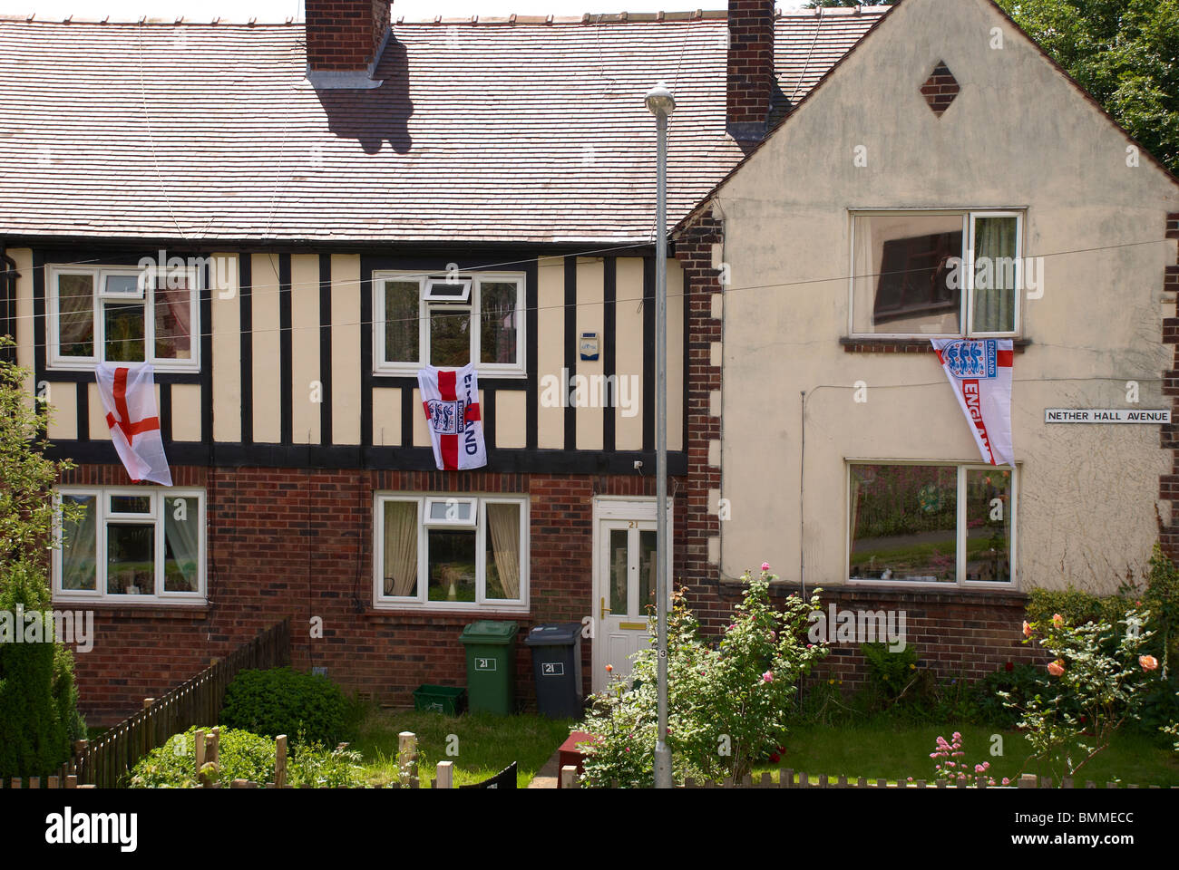 St George's Cross suspendu hors de la fenêtre Banque D'Images