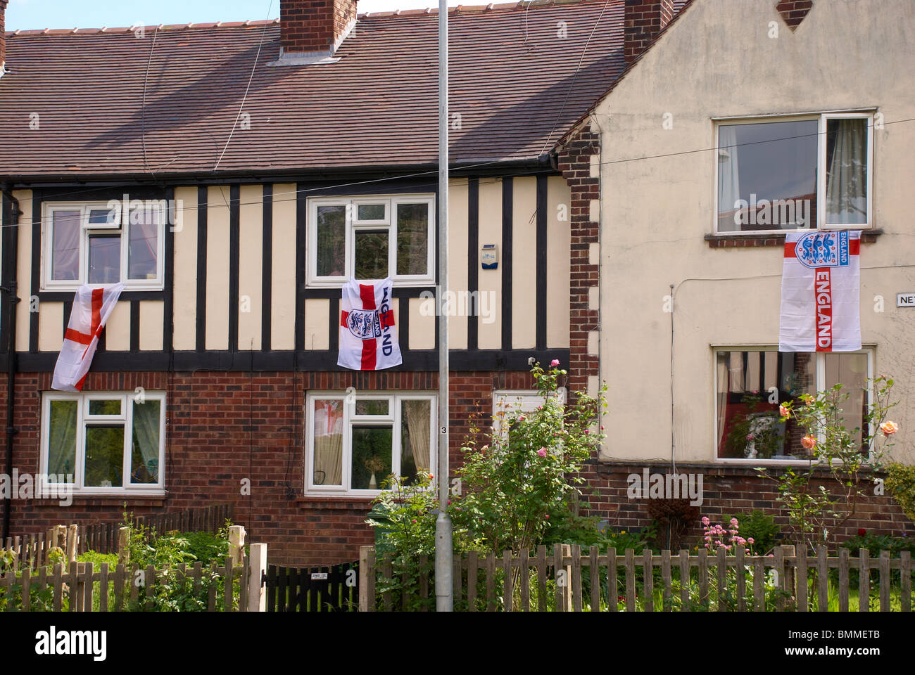 St George's Cross suspendu hors de la fenêtre Banque D'Images