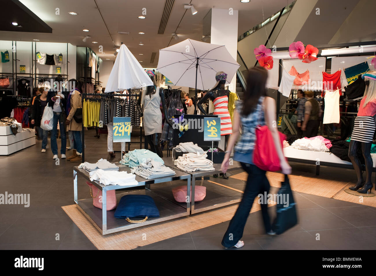 Les femmes à l'intérieur du shopping, magasin de vêtements Aldo sur Oxford  Street, London, UK Photo Stock - Alamy