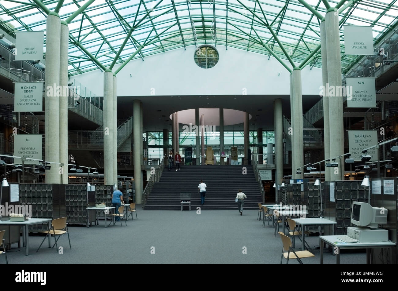 Catalogue principal à l'intérieur de hall, niveau 1 avec des mesures pour les niveaux supérieurs à la bibliothèque de l'Université de Varsovie, Pologne, Polonais, l'UE Banque D'Images