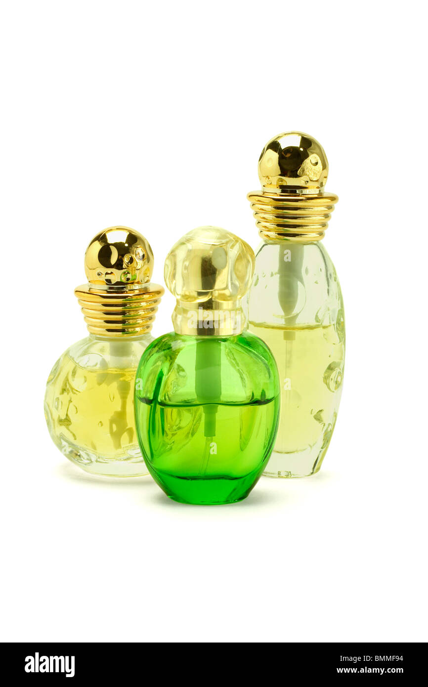 Trois bouteilles en verre de parfum sur fond blanc Banque D'Images